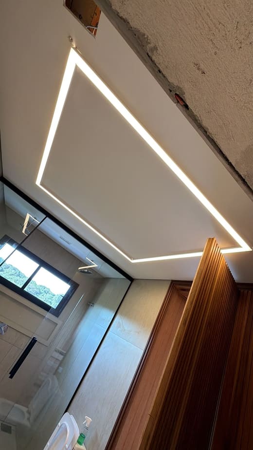 Instalação de fita de LED em forro de banheiro em Fazenda Rio Grande
